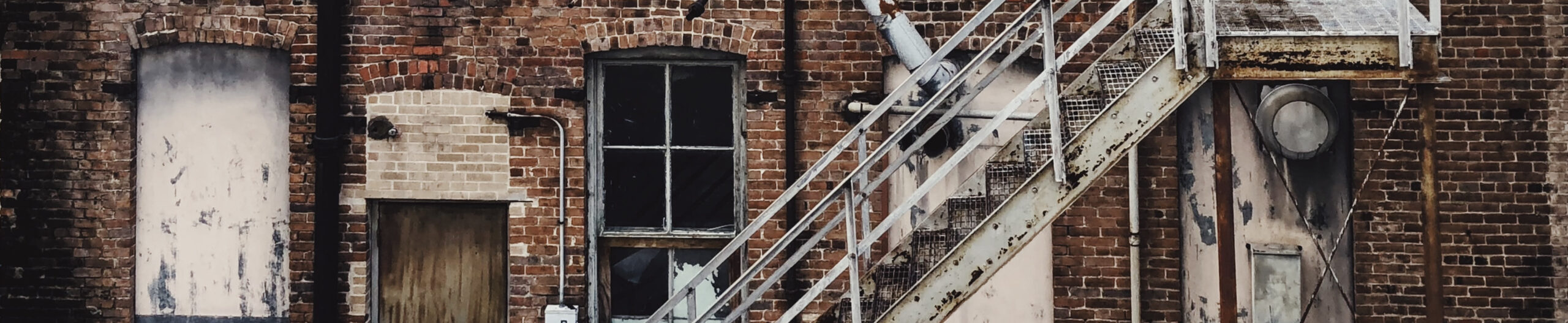 Le Groupe AFER Ltée offre des couvertures visant les risques qui sont problématiques en raison de la construction ou de l’affectation du bâtiment, des risques avoisinants hasardeux, ou du type d’activités de l’entreprise sur canada , Montréal.